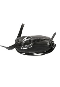 Bolso de mano de cuero negro con una forma ovalada y elegante. Presenta un acento en hardware plateado y correas de cuero ajustables para opciones de transporte versátiles.