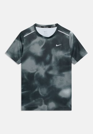 Męska koszulka do biegania Nike z krótkim rękawem z czarno-szarym wzorem przypominającym chmury oraz białym logo Nike Swoosh na piersi.