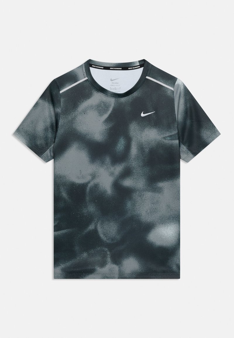 Ανδρικό κοντομάνικο μπλουζάκι τρεξίματος Nike με μοτίβο μαύρων και γκρι νεφών και λευκή λογότυπο Nike swoosh στο στήθος.