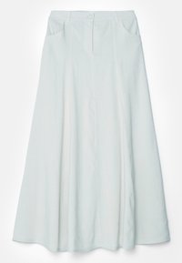 Jupe longue bleu clair en tissu lisse, avec une coupe évasée, deux poches avant, une fermeture à boutons sur le devant et des détails de couture visibles.