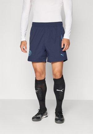 MCFC PUMATECH RELAXED SHORTS - Article de supporter d'équipe de club - deep navy/team light blue