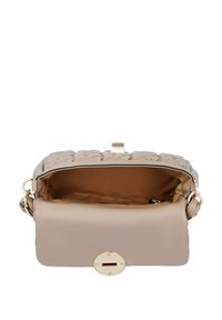 Beige gewatteerde leren handtas met gouden sluiting, open interieur met een lichtbruine stoffen voering en een klein ritsvakje binnenin.