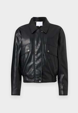 Veste en cuir noir avec un col, deux poches poitrine et une taille froncée. Texture lisse avec des détails de couture visibles.