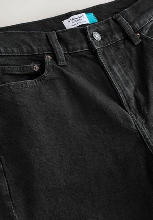 Svarta raka jeans i denim, med medelhög midja, knapplist och två framfickor med minimal sömnadsdetalj.