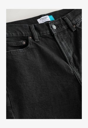 Črne jeans hlače ravnega kroja iz denima, z zmerno visokim pasom, gumbnim zapiranjem in dvema sprednjima žepoma z minimalnimi podrobnostmi šiva.