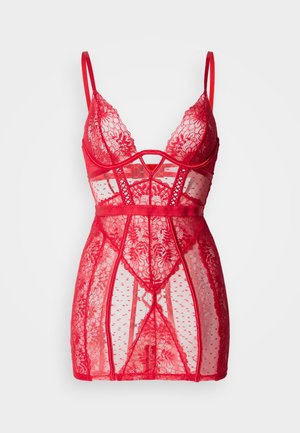 Lingerie en dentelle rouge avec panneaux transparents, motifs floraux, bretelles réglables et un corsage ajusté avec un détail de sangle croisée.