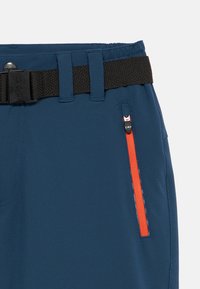 Μπλε παντελόνι φτιαγμένο από λεία, ελαστική ύλη με μαύρη πλεκτή ζώνη, τσέπη με φερμουάρ και πορτοκαλί λεπτομέρειες, καθώς και ραμμένες ραφές.