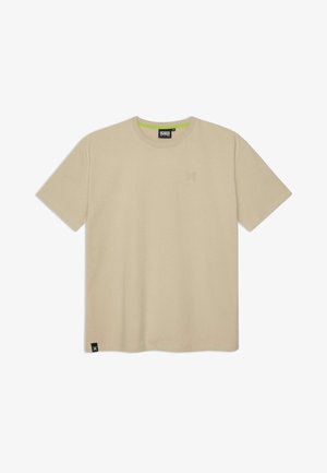 Bež pamučna majica kratkih rukava, okruglog vrata i malim utisnutim logotipom na prsima. Ima neonsko zelenu unutarnju traku oko vrata.