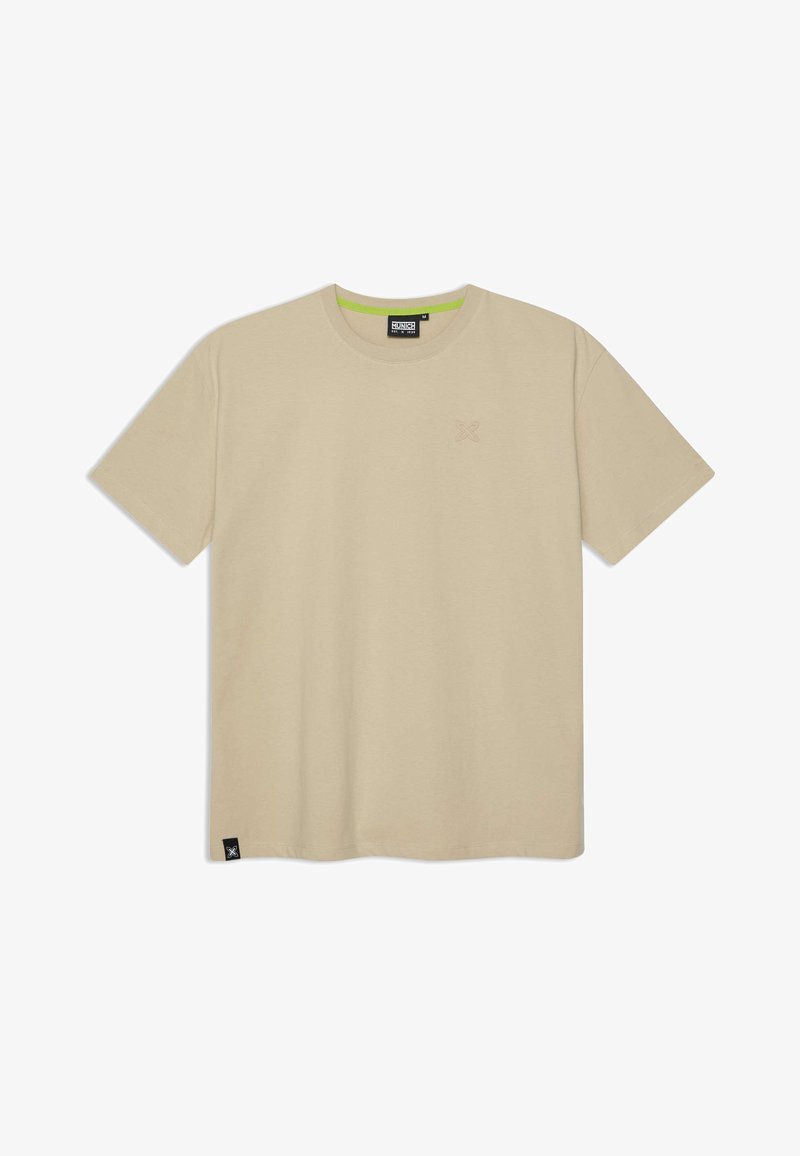 T-shirt en coton beige à manches courtes, col rond, avec un petit logo embossé sur la poitrine. Présente une bordure intérieure du col vert néon.