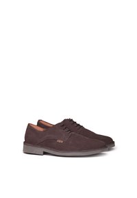 Scarpe in suede marrone con profilo basso, punta arrotondata, design con lacci e finitura testurizzata. Presentano un accento logo discreto sul lato.