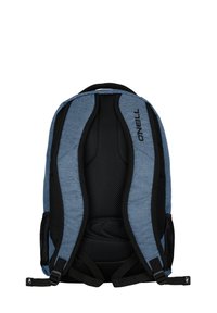 Zaino blu e nero con schienale in rete imbottita, spallacci regolabili e marchio O'Neill. Presenta un design sobrio e un tessuto resistente.