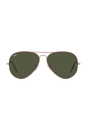 Occhiali da sole Ray-Ban aviator con lenti verdi, montatura in metallo rosa oro e cuscinetti nasali trasparenti. Design elegante con forma delle lenti prominente e aste sottili.