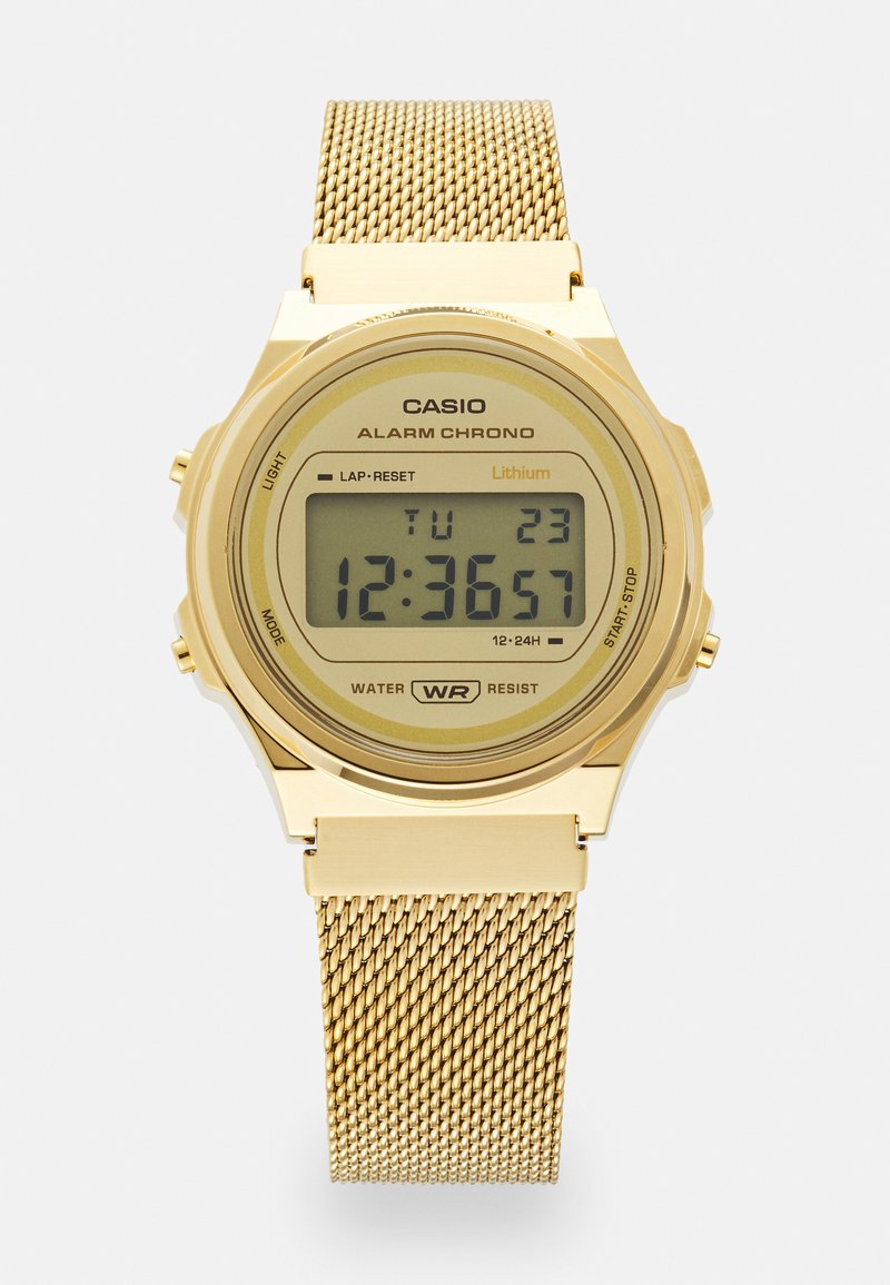 Montre Casio numérique dorée avec un bracelet en maille, présentant un cadran rectangulaire, des indications de résistance à l'eau et un affichage numérique clair.