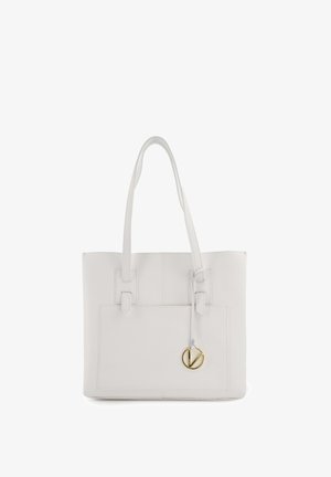 Weiße Leder Tragetasche mit zwei langen Griffen, einer Vordertasche und einem goldenen kreisförmigen Akzent. Glatte Textur, strukturierte Form, minimale Details.