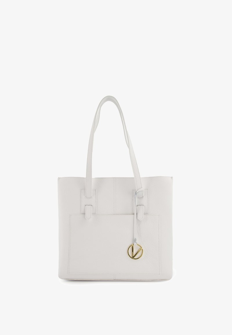 Witte leren tote bag met twee lange handvaten, een voorvak en een gouden cirkelvormige acccent. Glad textuur, gestructureerde vorm, minimale detailing.