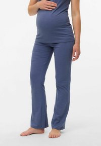 Ensemble haut et pantalon de maternité en bleu, fabriqué dans un tissu extensible doux. Le haut a un col arrondi, et le pantalon a une coupe décontractée avec une légère évasement.