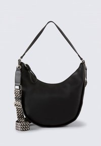 Borsa a tracolla in pelle nera dalla forma curva. Dotata di una tracolla intrecciata regolabile e ferrature in argento. Texture liscia con un design minimalista.