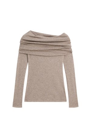 Langärmliges, schulterfreies Oberteil in einem hellen Taupe-Ton. Hergestellt aus weichem Stoff mit einem drapierten Ausschnitt und figurbetonten Ärmeln.