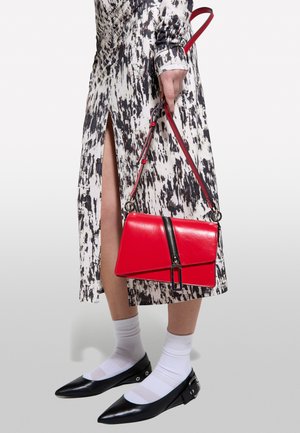 Sisley, WITH ZIPPER - Borsa a mano - red