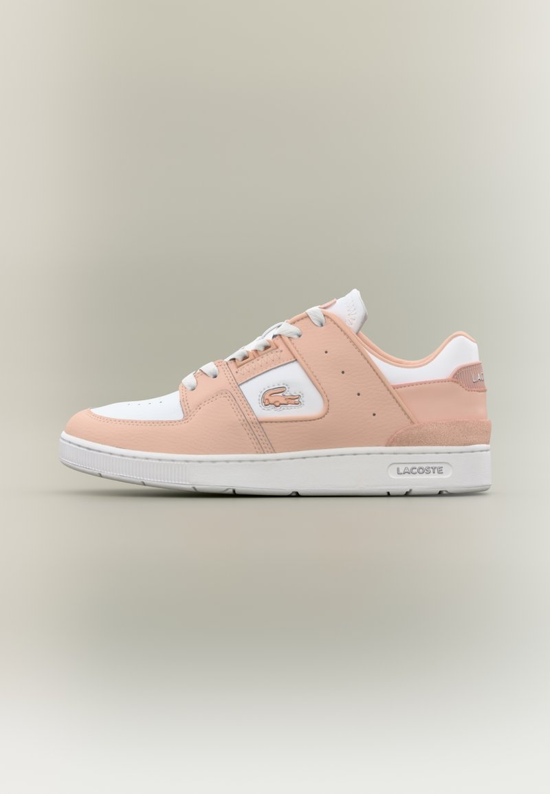 Ténis Lacoste com parte superior em couro branco e pêssego, detalhes texturizados, acabamentos perfurados, sola em borracha branca e logótipo na lateral.