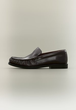 Calvin Klein ROUND ESSENTIAL LOAFER - Chaussons - fudge/black