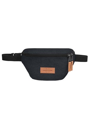 Czarna materiałowa nerka z dwoma suwakami, regulowanym paskiem i brązową skórzaną naszywką z przodu z napisem „EASTPAK.”