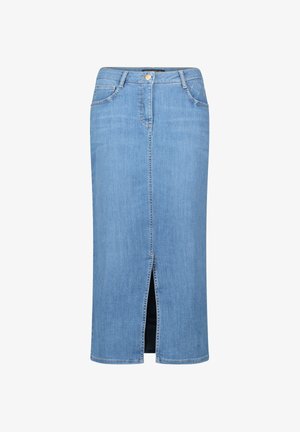 Vue de dos d'une personne portant une jupe en denim bleu clair avec deux poches arrière et un pull blanc texturé aux manches arrivant au niveau des coudes.