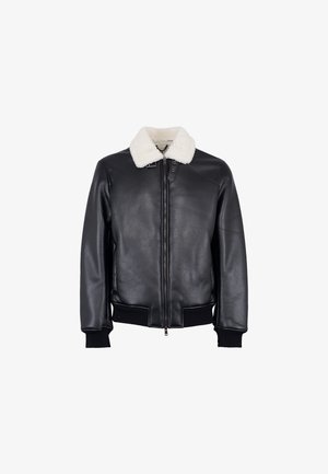 Juodas odinis bomber stiliaus švarkas su baltu dirbtinio kailio apykakle, priekiniu užtrauktuku, gumuotomis rankogaliais ir apačioje. Lygus tekstūra, klasikinis dizainas.