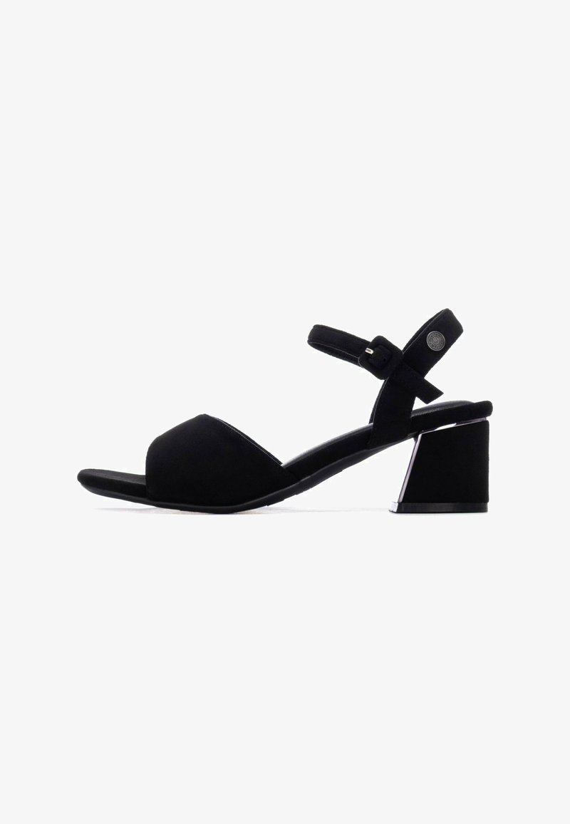 Sandalias negras de ante con tacón, una amplia tira frontal, hebilla en el tobillo y un tacón medio de bloque con un elegante detalle brillante.