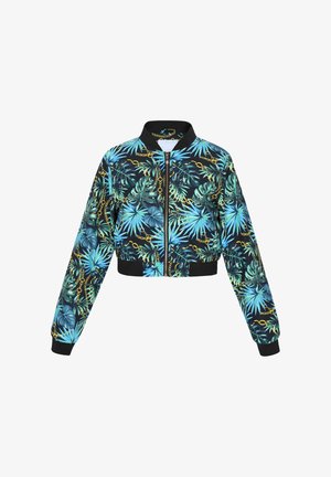Geknipte bomberjack met een zwarte basis en een levendig blauw en groen tropisch bladpatroon, verfraaid met gouden kettingontwerpen en geribbelde manchetten.