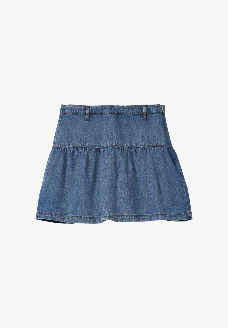 Jupe mini en denim avec détail froncé sous la ceinture, passants pour ceinture, et un ourlet légèrement évasé, en bleu moyen délavé.