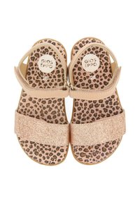 Glanzende roze sandalen met twee brede banden, met een voetbed in luipaardprint en een ronde logo. Maat aangeduid als 26 op de zool.