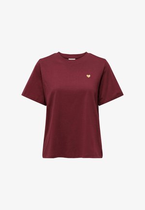 Donkerrode T-shirt met korte mouwen en ronde hals, met een klein goudkleurig hartembleem op de linkerborst.