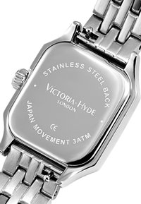 Fond de montre en acier inoxydable avec inscription gravée : "VICTORIA HYDE LONDON," mouvement japonais, étanchéité 3ATM et finition brillante.