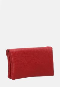 Rød læderpung med en tekstureret overflade, rektangulær form og afrundede hjørner. Har en fold-over lukning og minimalistisk design.