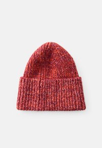 Strickmütze in roten und lila Farbtönen, mit einem gerippten Bündchen und strukturiertem Muster. Die Oberseite ist rund und formschlüssig.