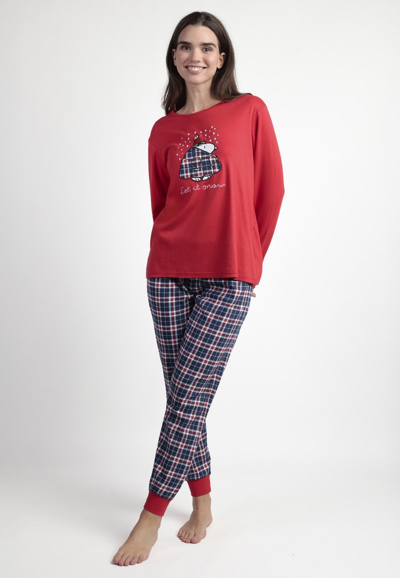 Camiseta de pijama roja de manga larga con un gráfico de un muñeco de nieve y texto. Pantalones de pijama a rayas en azul marino con puños rojos. Material de mezcla de algodón.