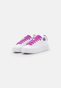 Weiße Sneakers mit einer klobigen Sohle, ausgestattet mit knallpinken Schnürsenkeln, aus Gummi und einem schlichten Design. Akzente setzen eine kleine lila Fersenschlaufe.