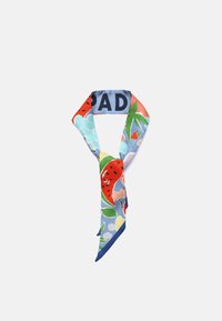 Foulard en soie avec un fond bleu et des motifs de fruits et de feuilles vibrants en rouge, vert et rose; décoré d'un texte noir audacieux.