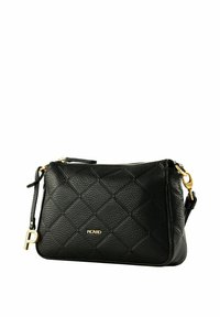 Bolso de hombro de piel negra con patrón acolchado, herrajes dorados y una correa desmontable. Presenta una placa con el logo y cierre de cremallera.