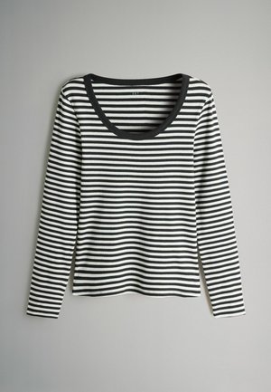 Czarna i biała bluzka w paski z długim rękawem, o dekolcie w kształcie łódki i prążkowanej fakturze. Wzór zawiera równomiernie rozmieszczone poziome paski.