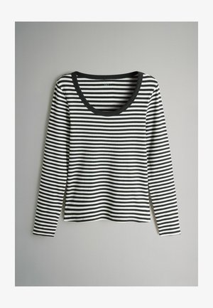 Czarna i biała bluzka w paski z długim rękawem, o dekolcie w kształcie łódki i prążkowanej fakturze. Wzór zawiera równomiernie rozmieszczone poziome paski.