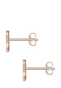 Naušnice zo zlata s ružovým odtieňom so zaobleným dizajnom, ktorá má štruktúrovaný povrch a tradičné zapínanie na kolík.