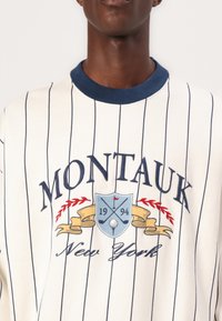 Abercrombie & Fitch Golf Graphic Crew Sweatshirt - Sudadera - white