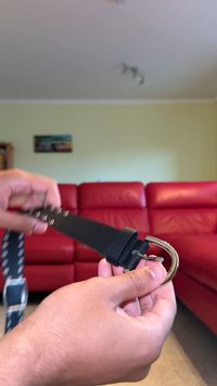 Fekete bőr öv strukturált felülettel, ezüstszínű fémcsattal és tűvel. Állítható hosszúság, több lyukkal a méretezéshez.