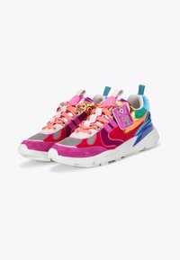 Sneaker multicolori realizzati in materiali scamosciati e in rete, con dettagli in rosa, viola e blu, lacci decorativi e una suola bianca spessa.