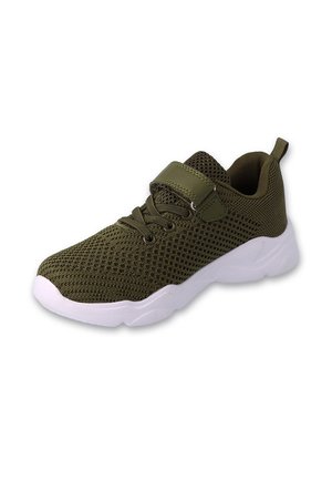 Zielono-oliwkowe siatkowe trampki z białą podeszwą. Charakteryzują się sznurowanym zapięciem, regulowanym paskiem oraz teksturowanym wierzchem zapewniającym wentylację.