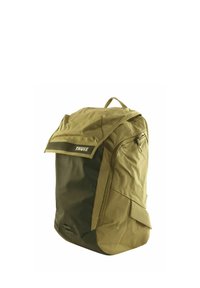 Zaino verde e nero realizzato in tessuto resistente, con copertina a pattina, tasca laterale con zip e spallacci regolabili. Dotato di un manico superiore.