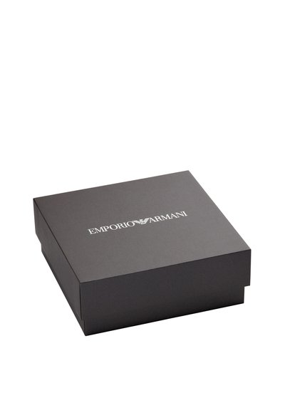 Boîte cadeau en carton noir avec une fermeture magnétique, ornée d'un logo blanc « Emporio Armani » sur le couvercle. Texture lisse, forme rectangulaire.