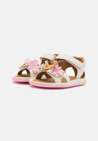 Sandali bianchi in pelle con suole in gomma rosa e decorazioni floreali nei colori rosa, arancione e crema. Design aperto con cinturini in Velcro.